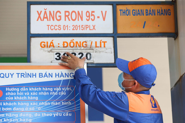 Giá xăng tăng kỷ lục, shipper lo lắng làm không đủ tiền trang trải  - Ảnh 1.