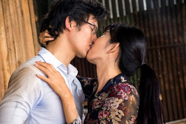 Thuy Ngan and 4 times kissing handsome boy in the movie: The most passionate is Quoc Truong lips lock screen - Photo 1.