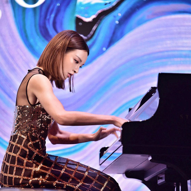 Nhan sắc của cô gái được mệnh danh là nữ thần piano châu Á: Mặt đẹp đến vô thực, body còn siêu gợi cảm - Ảnh 2.