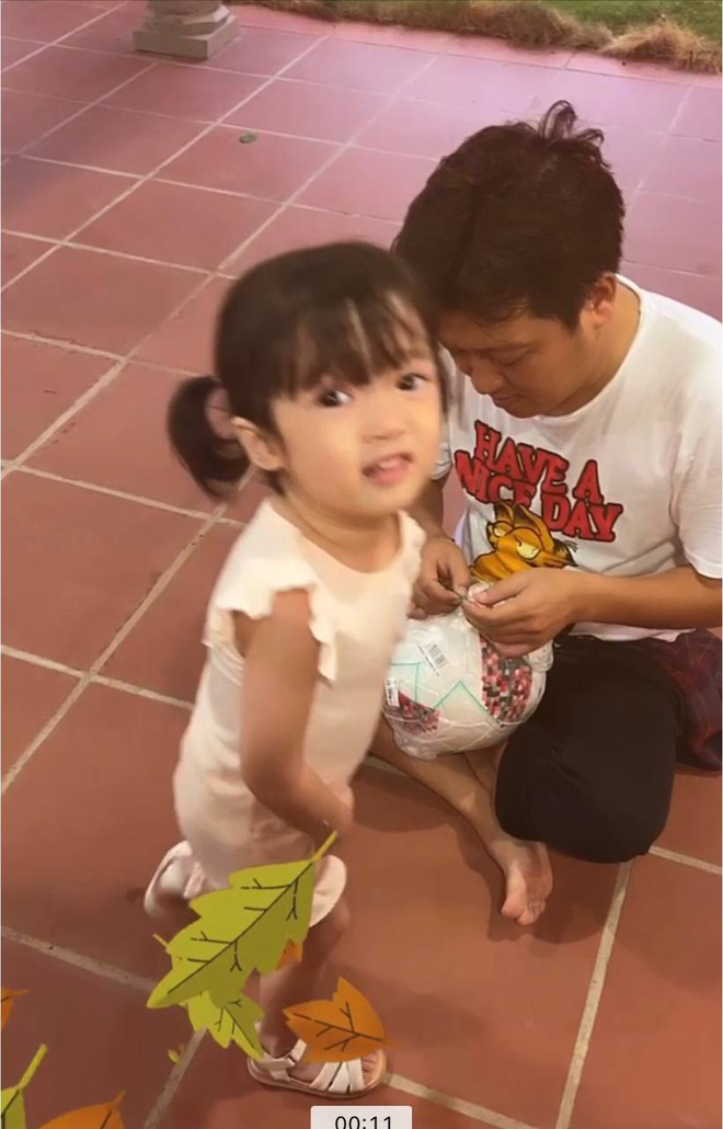 Nhã Phương để lộ gương mặt của con gái trên livestream, thế nào mà netizen phát sốt?  - Ảnh 1.