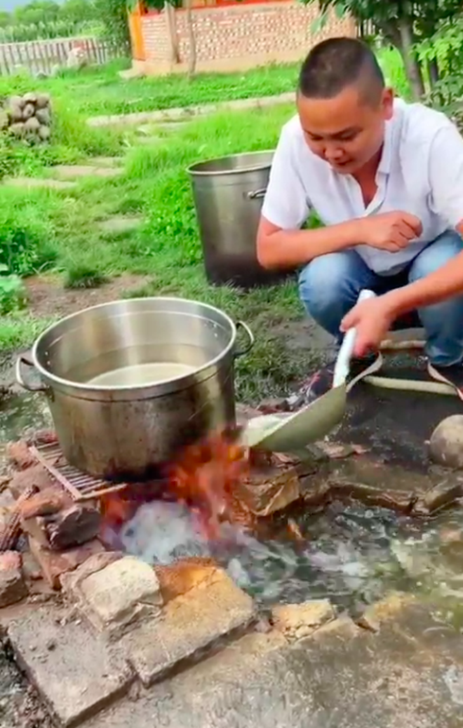 Giữa vũng nước, ngọn lửa vẫn bốc lên phừng phừng, thậm chí còn đun nấu nước: Hiện tượng gì đây? - Ảnh 1.