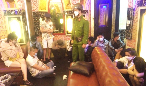 15 nam nữ bay lắc trong quán karaoke ngày khai trương - Ảnh 1.