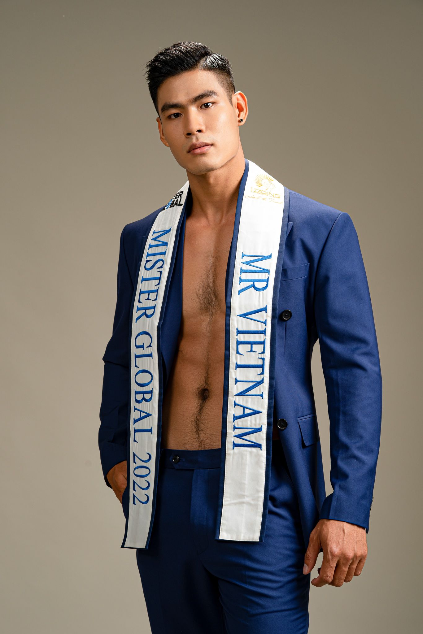 Đại diện Mister Global Việt Nam Danh Chiếu Linh tung ảnh lịch lãm với vest  - Ảnh 2.