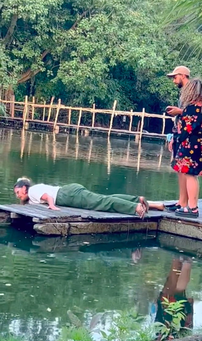     Western guests were asking for help when they accidentally dropped their iPhone into the river at the resort, and everyone was devastated when they saw the tip - Photo 2.