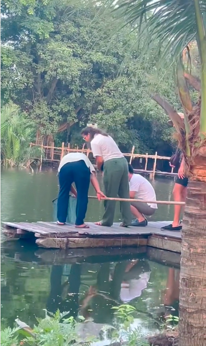     Western guests begged for help when they accidentally dropped their iPhones into the river at the resort, and everyone was crushed in the end - Photo 3.