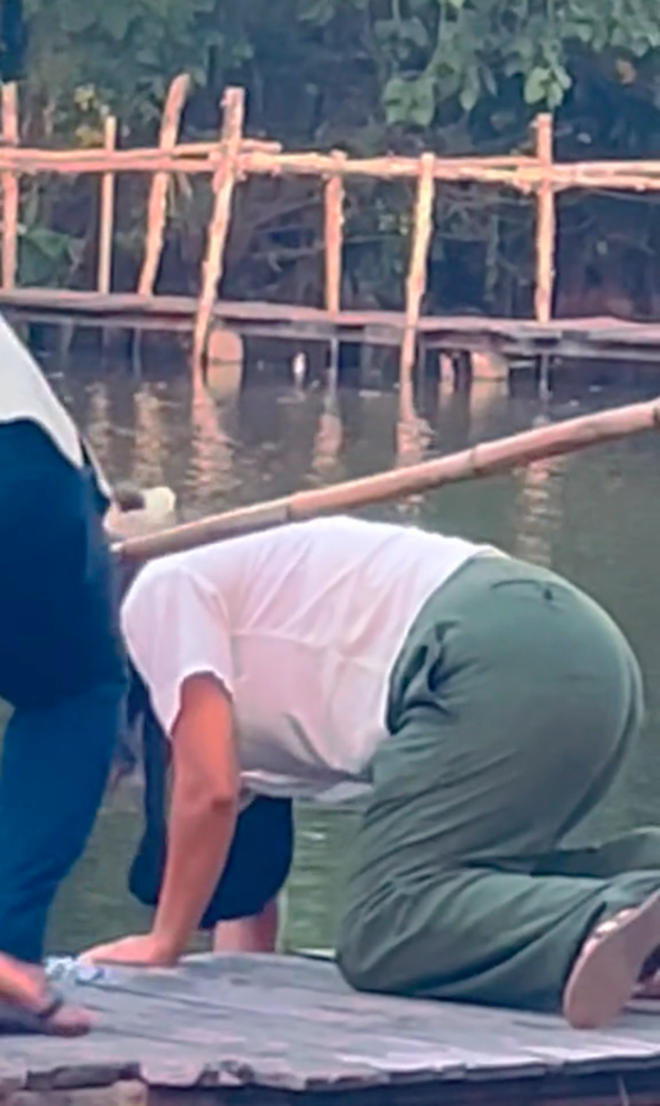     Western guests begged for help when they accidentally dropped their iPhone into the river at the resort, and everyone was devastated when they saw the tip - Photo 4.