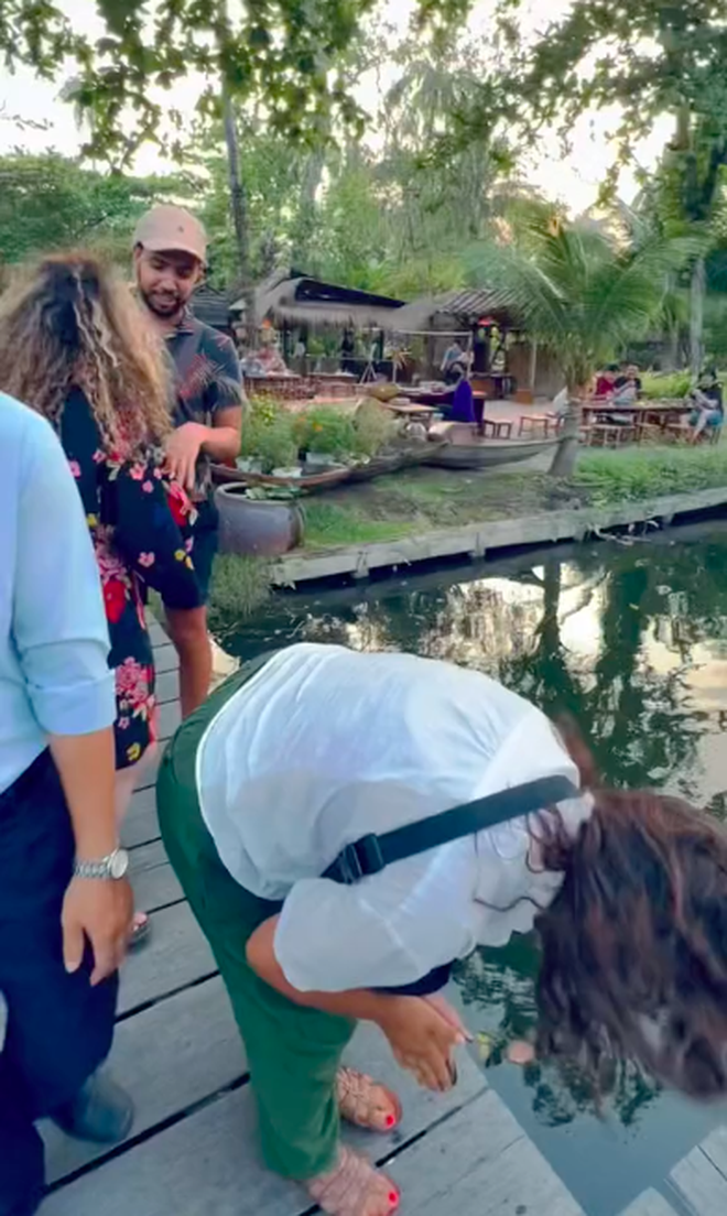     Western guests begged for help when they accidentally dropped their iPhone into the river at the resort, and everyone was devastated when they saw the tip - Photo 5.