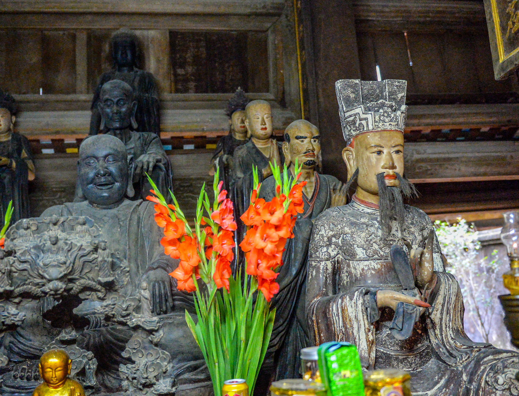 Cận cảnh các vị La Hán chùa Tây Phương xuống cấp nghiêm trọng, bong tróc hết lớp sơn son - Ảnh 6.