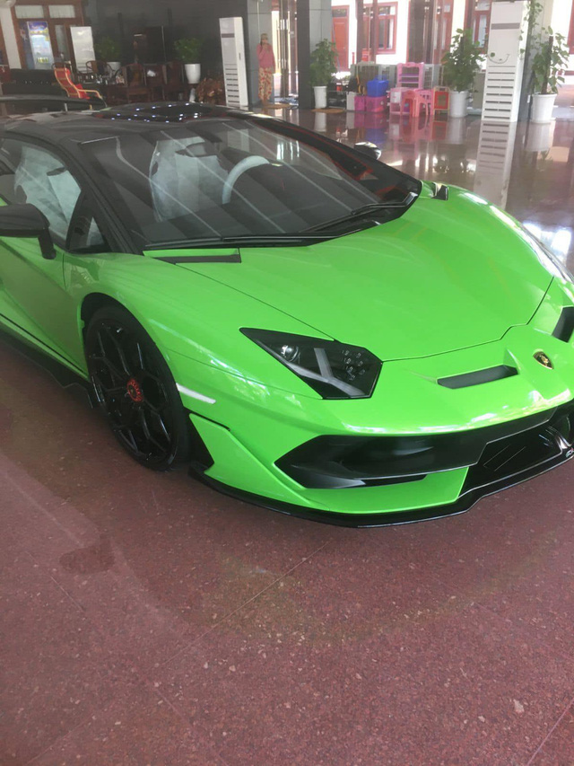 Đại gia Việt chơi trội, bóc tem Lamborghini Aventador SVJ phiên bản mui trần với màu sơn hàng độc - Ảnh 2.