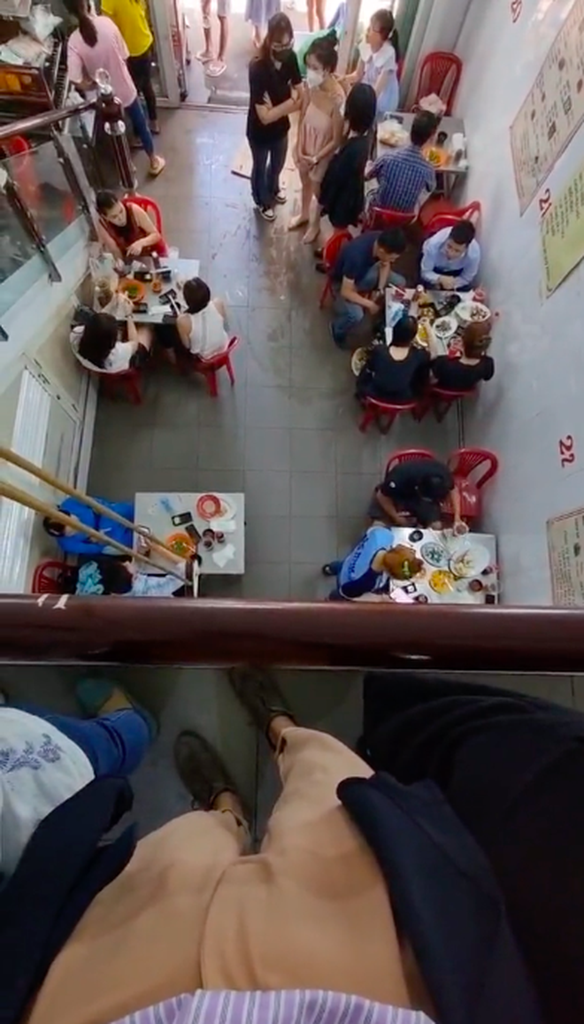 Sốc trước cảnh xếp hàng chờ ăn ốc buổi trưa ở Sài Gòn, nghe người từng đến thử review mới hiểu lý do vì sao - Ảnh 3.