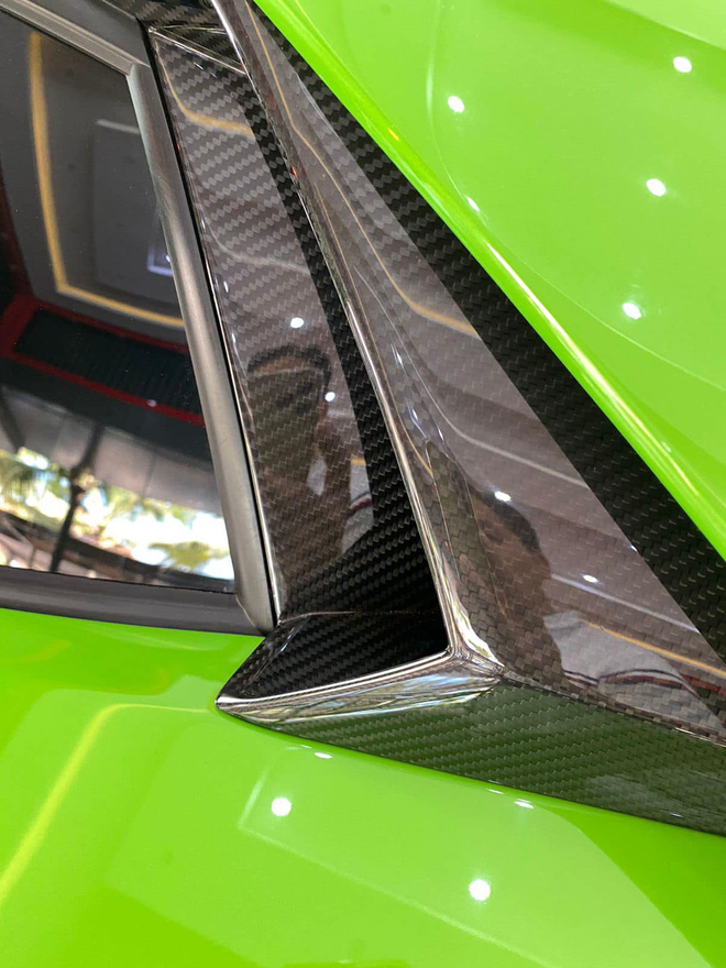Đại gia Việt chơi trội, bóc tem Lamborghini Aventador SVJ phiên bản mui trần với màu sơn hàng độc - Ảnh 3.