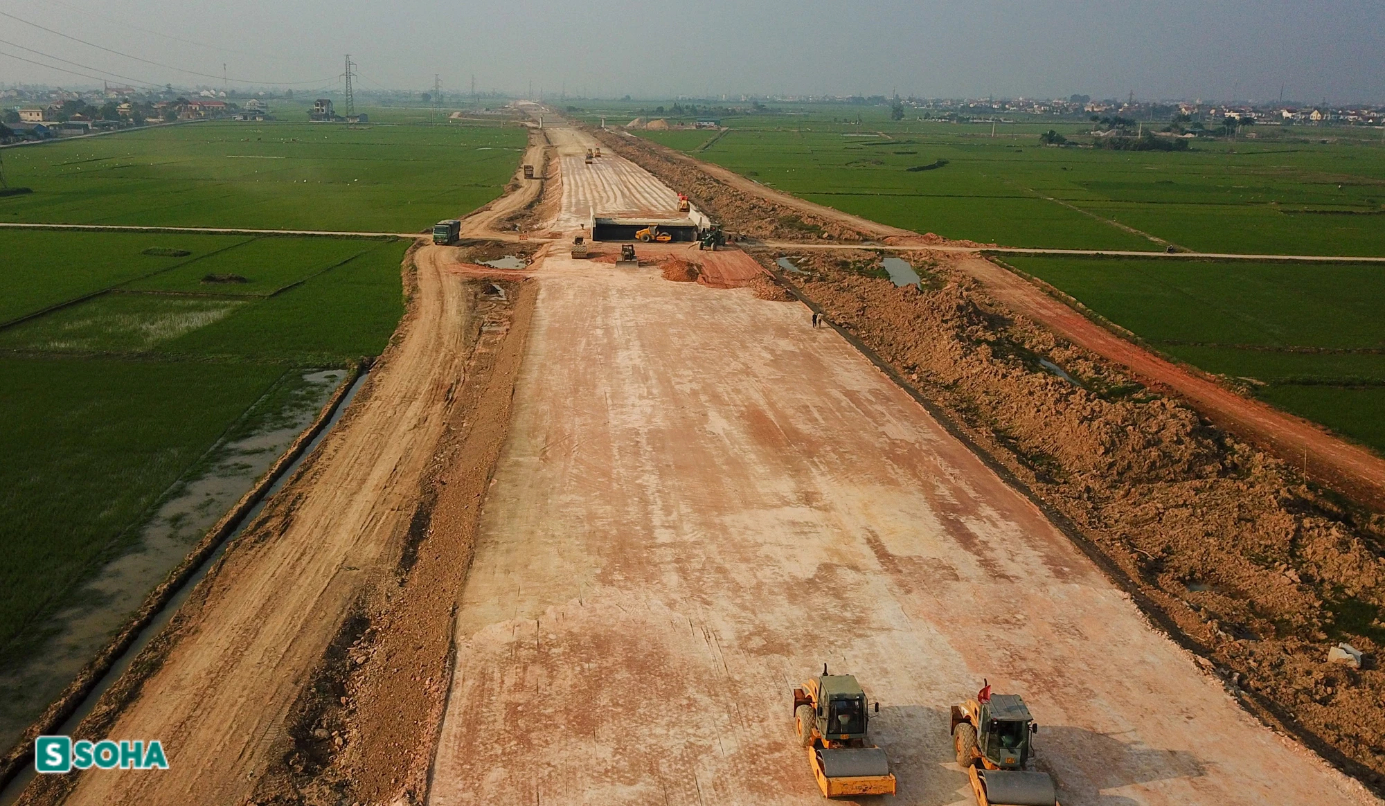 Cận cảnh đại công trường đoạn cao tốc Bắc Nam nghìn tỷ nối Nghệ An - Thanh Hóa - Ảnh 2.