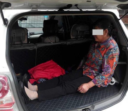 A son lets his elderly mother sit in the trunk of a car, the new reason is really surprised - Photo 1.