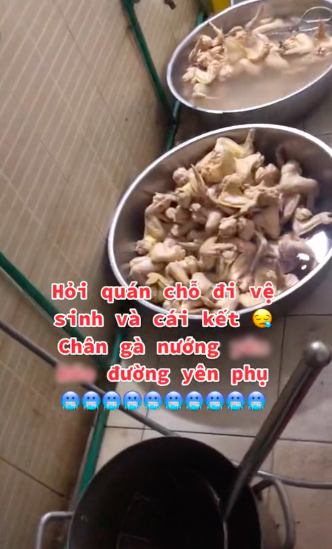 Vào quán chân gà nướng nổi tiếng hỏi chỗ đi vệ sinh, khách bước vào thì “phát run” với cảnh tượng trước mặt - Ảnh 1.