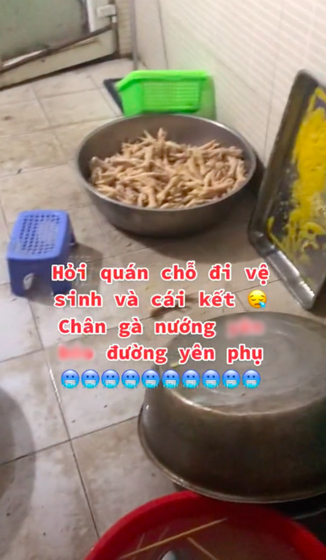 Vào quán chân gà nướng nổi tiếng hỏi chỗ đi vệ sinh, khách bước vào thì “phát run” với cảnh tượng trước mặt - Ảnh 2.