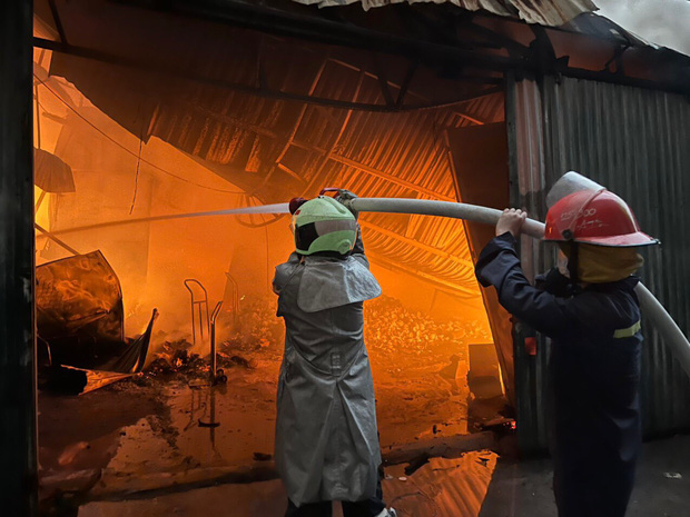 Hà Nội: Cháy dữ dội tại khu nhà xưởng hàng trăm m2 - Ảnh 1.