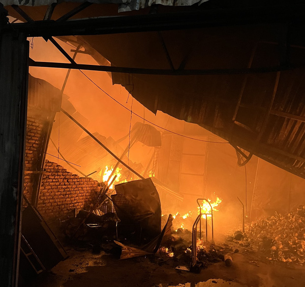 Hà Nội: Cháy dữ dội tại khu nhà xưởng hàng trăm m2 - Ảnh 2.