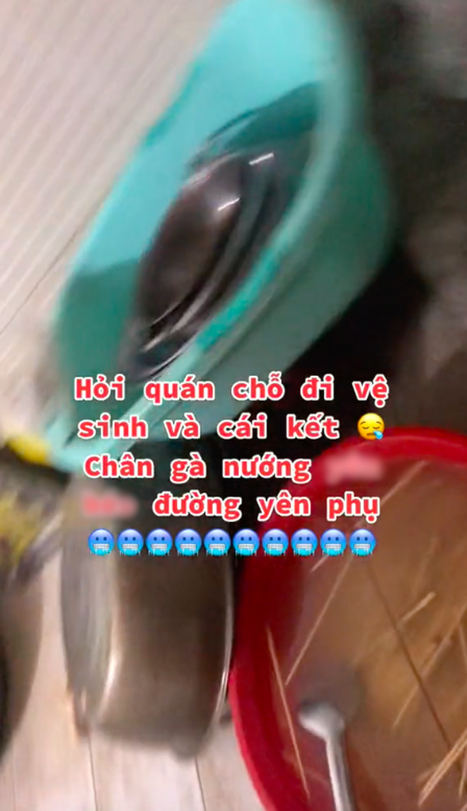 Vào quán chân gà nướng nổi tiếng hỏi chỗ đi vệ sinh, khách bước vào thì “phát run” với cảnh tượng trước mặt - Ảnh 4.