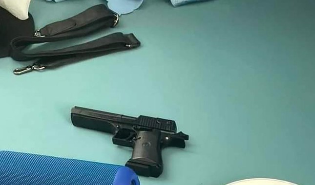 Caught a group of people using drugs in the hotel, discovered 2 guns - Photo 2.