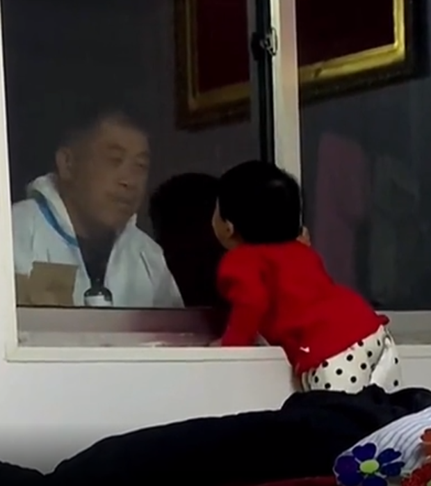 The clip of him taking advantage of meeting his granddaughter through the glass door while going to fight against the COVID epidemic, a sweet moment that moved netizens - Photo 2.