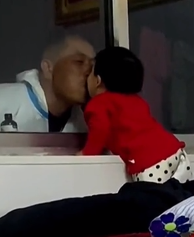 The clip of him taking advantage of meeting his granddaughter through the glass door while going to fight the COVID epidemic, a sweet moment that moved netizens - Photo 3.