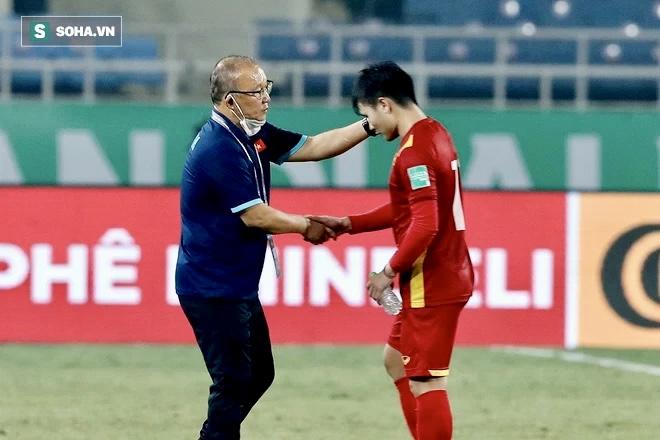 Sad for Vietnamese football when Mr. Park was greedy and left the tray, instead of letting go of the iron hunter.. - Photo 4.