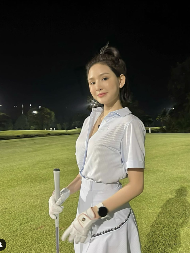 Hiền Hồ dạo này lên như diều gặp gió: Sắm xe chục tỷ, check-in sân golf còn nhiều hơn đi hát, nhìn đến số đồ hiệu mới choáng! - Ảnh 1.