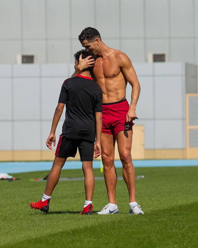 Con cả Ronaldo cầu xin cha trì hoãn việc giải nghệ vì một lý do - Ảnh 1.