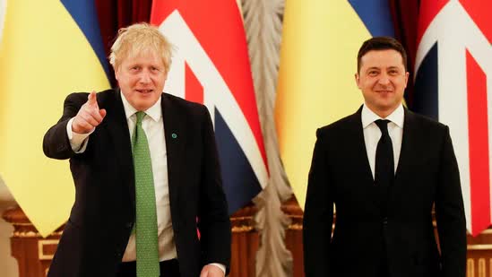 Prime Minister Boris Johnson: Discussed with Mr. Zelensky and refugee family in the UK - Photo 1.