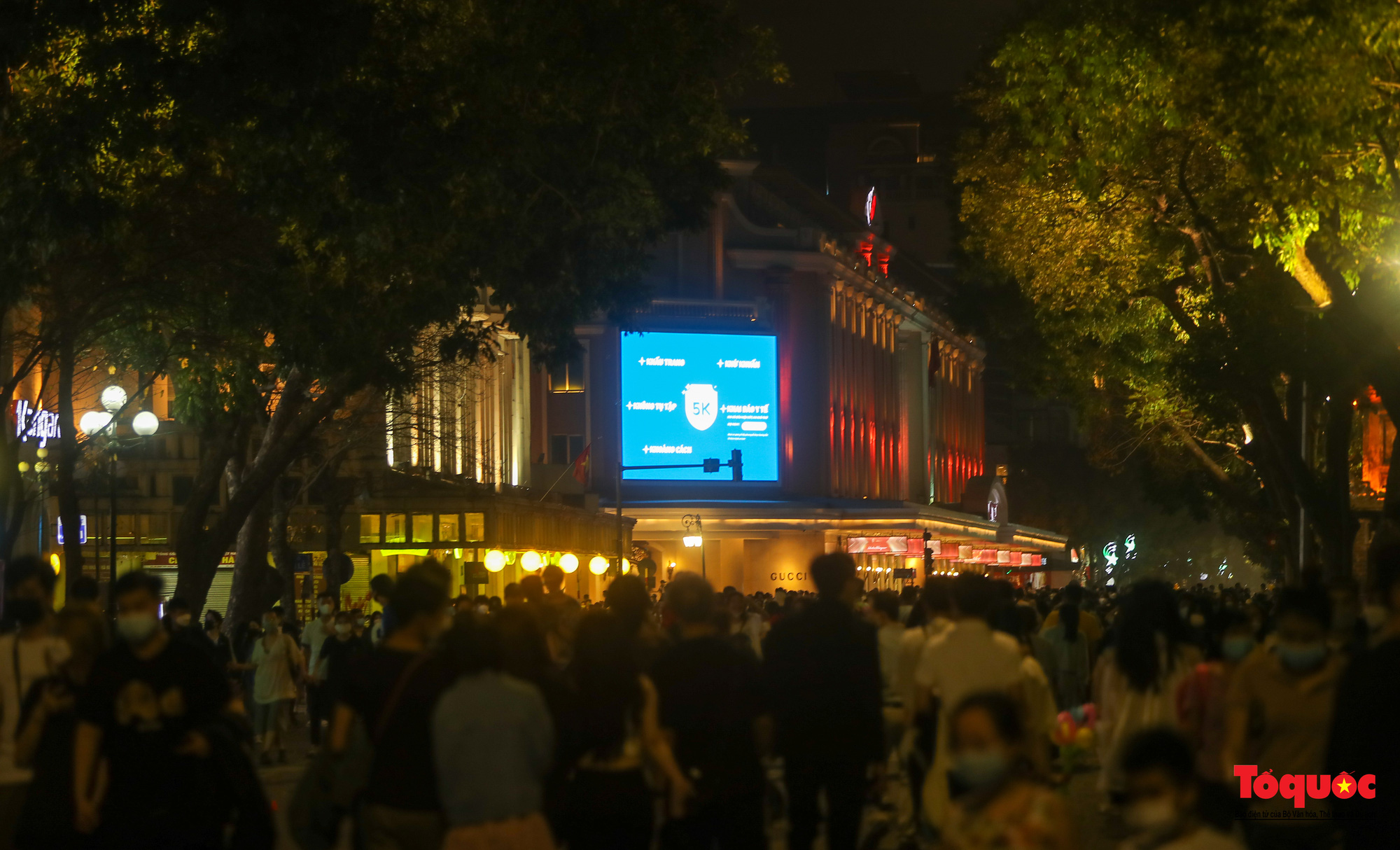 Nhịp sống bình thường mới đã trở lại trên nhiều tuyến phố về đêm ở Hà Nội - Ảnh 9.