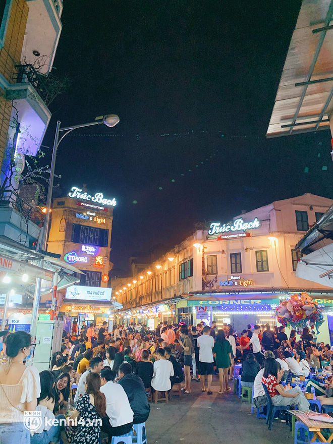 Con phố sôi động nhất về đêm ở Hà Nội hồi sinh mãnh liệt sau hơn 1 năm kinh doanh ảm đạm - Ảnh 1.