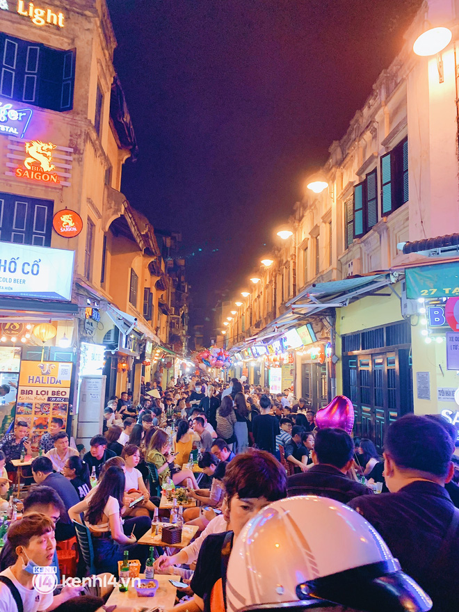 Con phố sôi động nhất về đêm ở Hà Nội hồi sinh mãnh liệt sau hơn 1 năm kinh doanh ảm đạm - Ảnh 2.