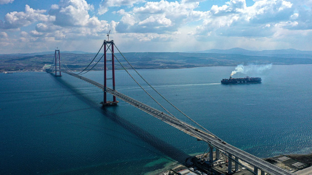 Vượt mặt Nhật Bản, Thổ Nhĩ Kỳ khánh thành cây cầu treo dài nhất thế giới nối đôi bờ Á - Âu - Ảnh 2.