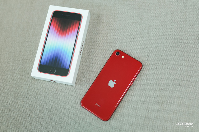  Trên tay iPhone SE 2022 tại Việt Nam: Chiếc iPhone nhàm chán nhất của Apple  - Ảnh 1.