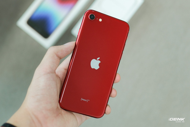  Trên tay iPhone SE 2022 tại Việt Nam: Chiếc iPhone nhàm chán nhất của Apple  - Ảnh 2.