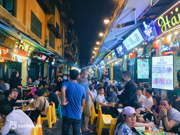 Con phố sôi động nhất về đêm ở Hà Nội hồi sinh mãnh liệt sau hơn 1 năm kinh doanh ảm đạm - Ảnh 12.