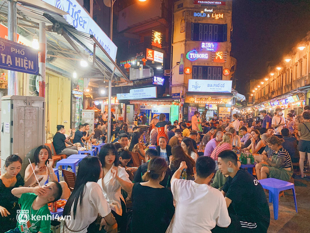 Con phố sôi động nhất về đêm ở Hà Nội hồi sinh mãnh liệt sau hơn 1 năm kinh doanh ảm đạm - Ảnh 14.