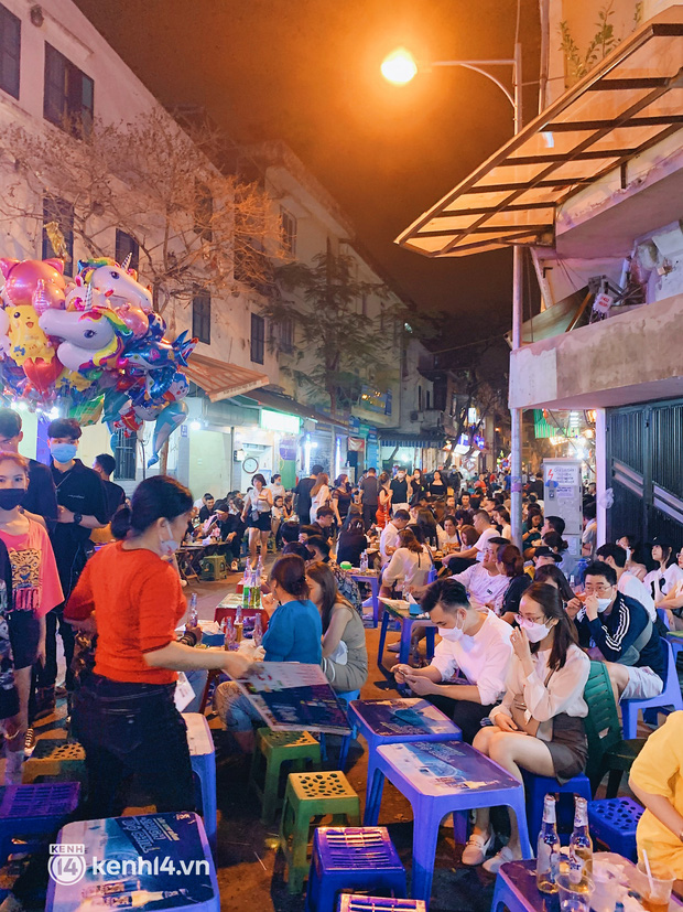 Con phố sôi động nhất về đêm ở Hà Nội hồi sinh mãnh liệt sau hơn 1 năm kinh doanh ảm đạm - Ảnh 16.