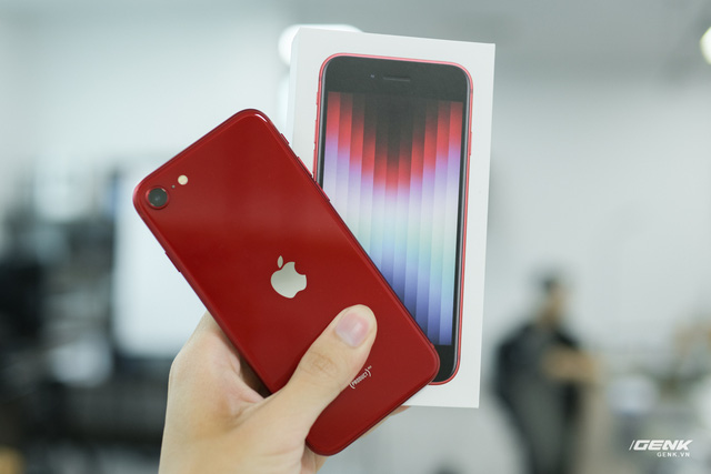  Trên tay iPhone SE 2022 tại Việt Nam: Chiếc iPhone nhàm chán nhất của Apple  - Ảnh 18.