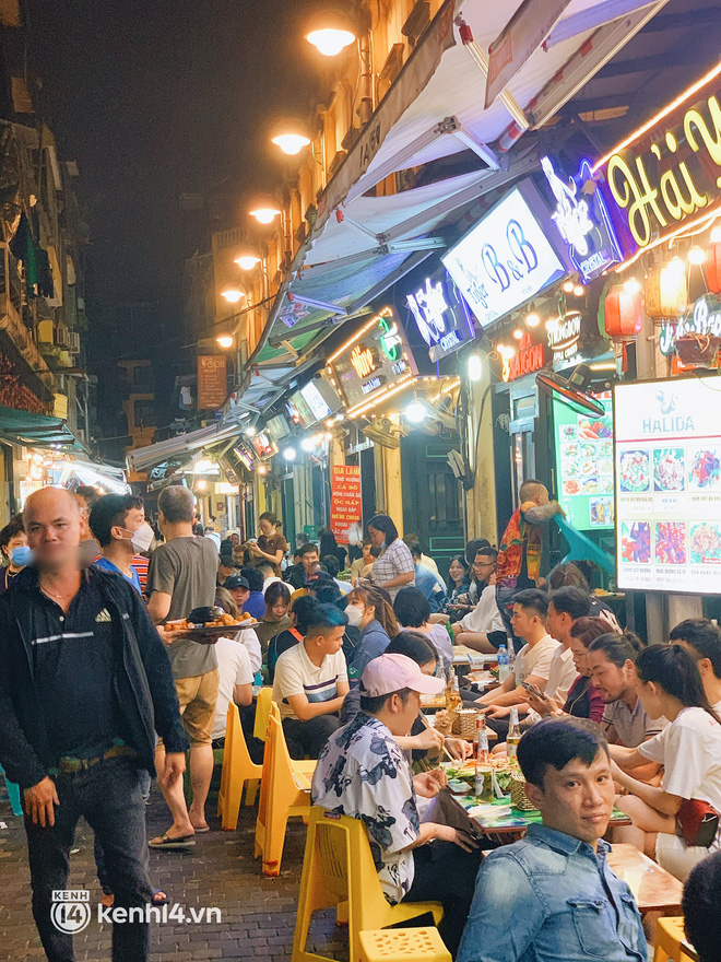Con phố sôi động nhất về đêm ở Hà Nội hồi sinh mãnh liệt sau hơn 1 năm kinh doanh ảm đạm - Ảnh 3.
