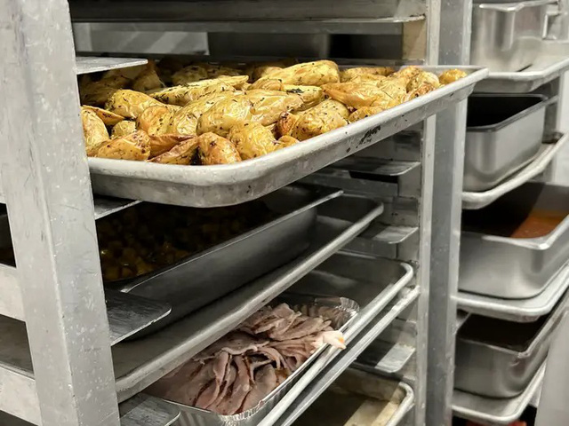 Bên trong căn bếp rộng 12.000 m2 - Nơi tạo ra hầu hết đồ ăn của các hãng hàng không trên toàn thế giới - Ảnh 21.
