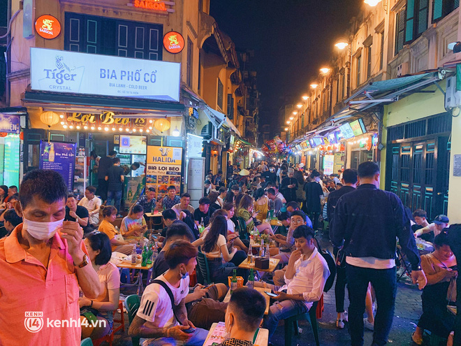 Con phố sôi động nhất về đêm ở Hà Nội hồi sinh mãnh liệt sau hơn 1 năm kinh doanh ảm đạm - Ảnh 5.