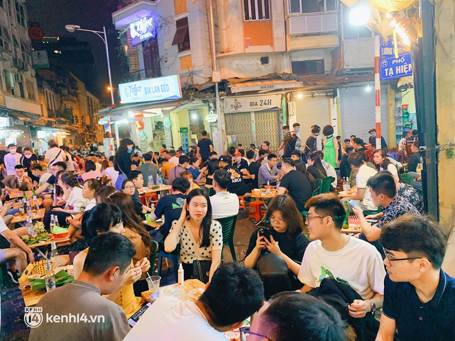 Con phố sôi động nhất về đêm ở Hà Nội hồi sinh mãnh liệt sau hơn 1 năm kinh doanh ảm đạm - Ảnh 6.