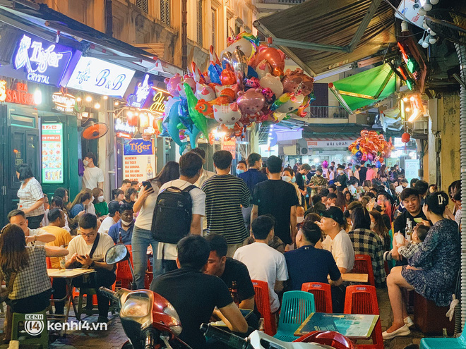 Con phố sôi động nhất về đêm ở Hà Nội hồi sinh mãnh liệt sau hơn 1 năm kinh doanh ảm đạm - Ảnh 7.