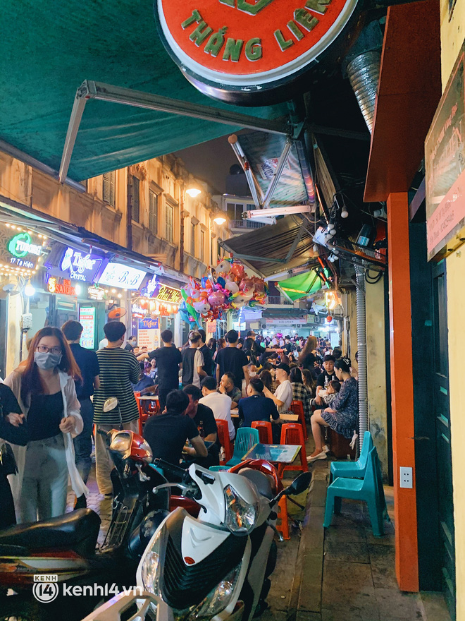 Con phố sôi động nhất về đêm ở Hà Nội hồi sinh mãnh liệt sau hơn 1 năm kinh doanh ảm đạm - Ảnh 9.