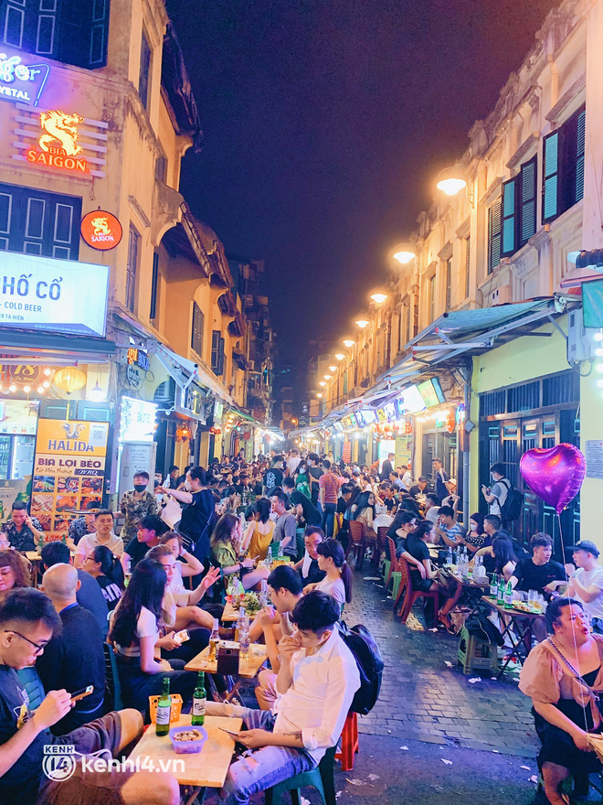 Con phố sôi động nhất về đêm ở Hà Nội hồi sinh mãnh liệt sau hơn 1 năm kinh doanh ảm đạm - Ảnh 10.