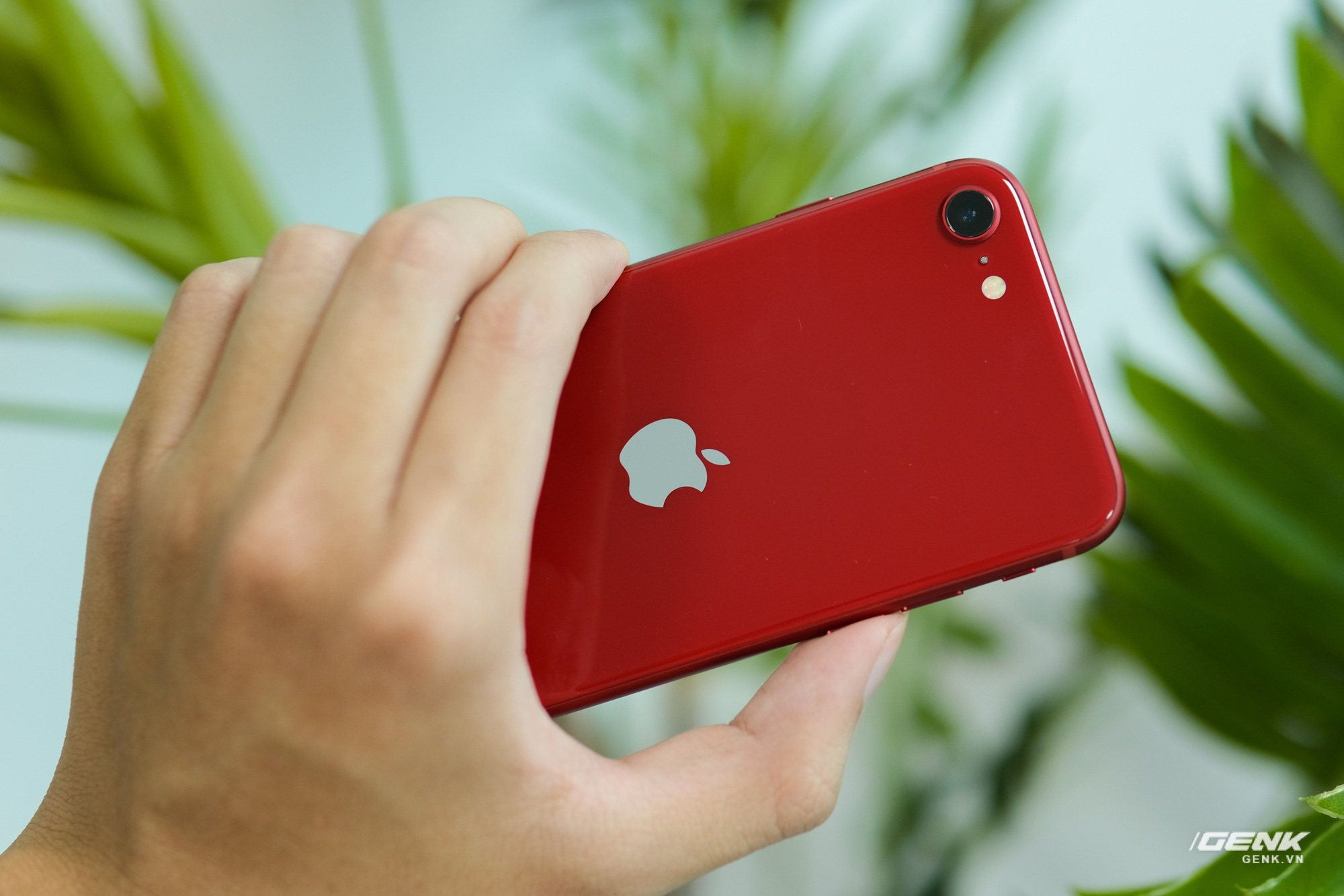  Trên tay iPhone SE 2022 tại Việt Nam: Chiếc iPhone nhàm chán nhất của Apple  - Ảnh 9.