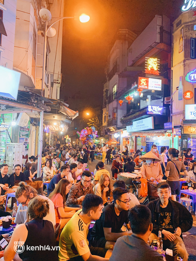 Con phố sôi động nhất về đêm ở Hà Nội hồi sinh mãnh liệt sau hơn 1 năm kinh doanh ảm đạm - Ảnh 11.