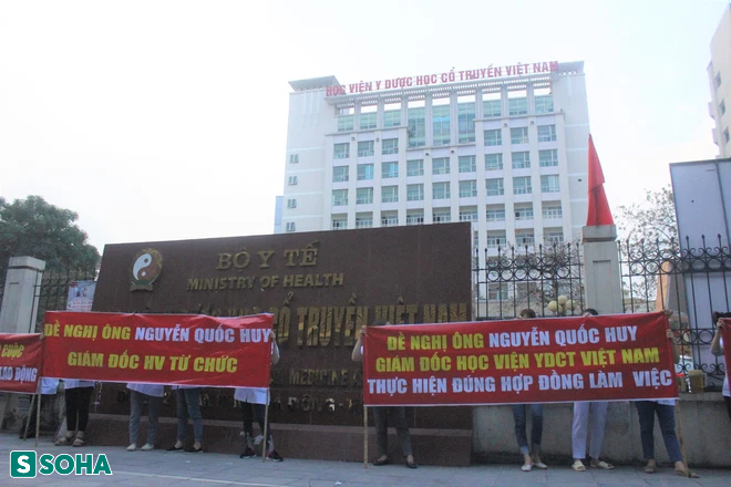 Ngày thứ 2 NVYT BV Tuệ Tĩnh căng băng rôn: Không đơn giản chỉ là để đòi lương - Ảnh 4.