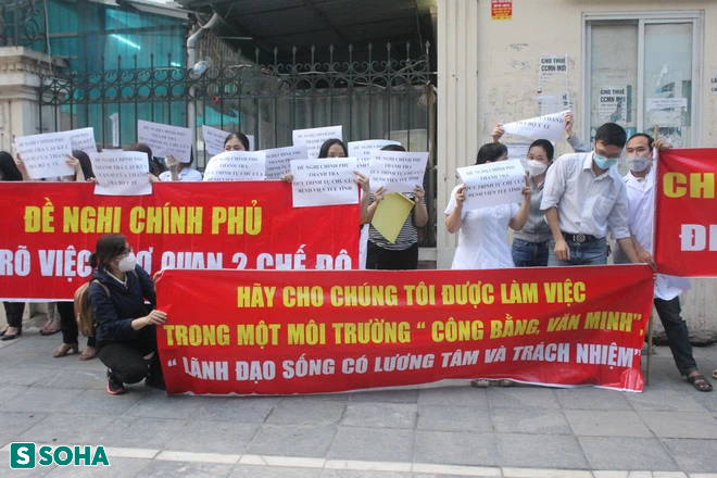 Ngày thứ 2 NVYT BV Tuệ Tĩnh căng băng rôn: Không đơn giản chỉ là để đòi lương - Ảnh 3.